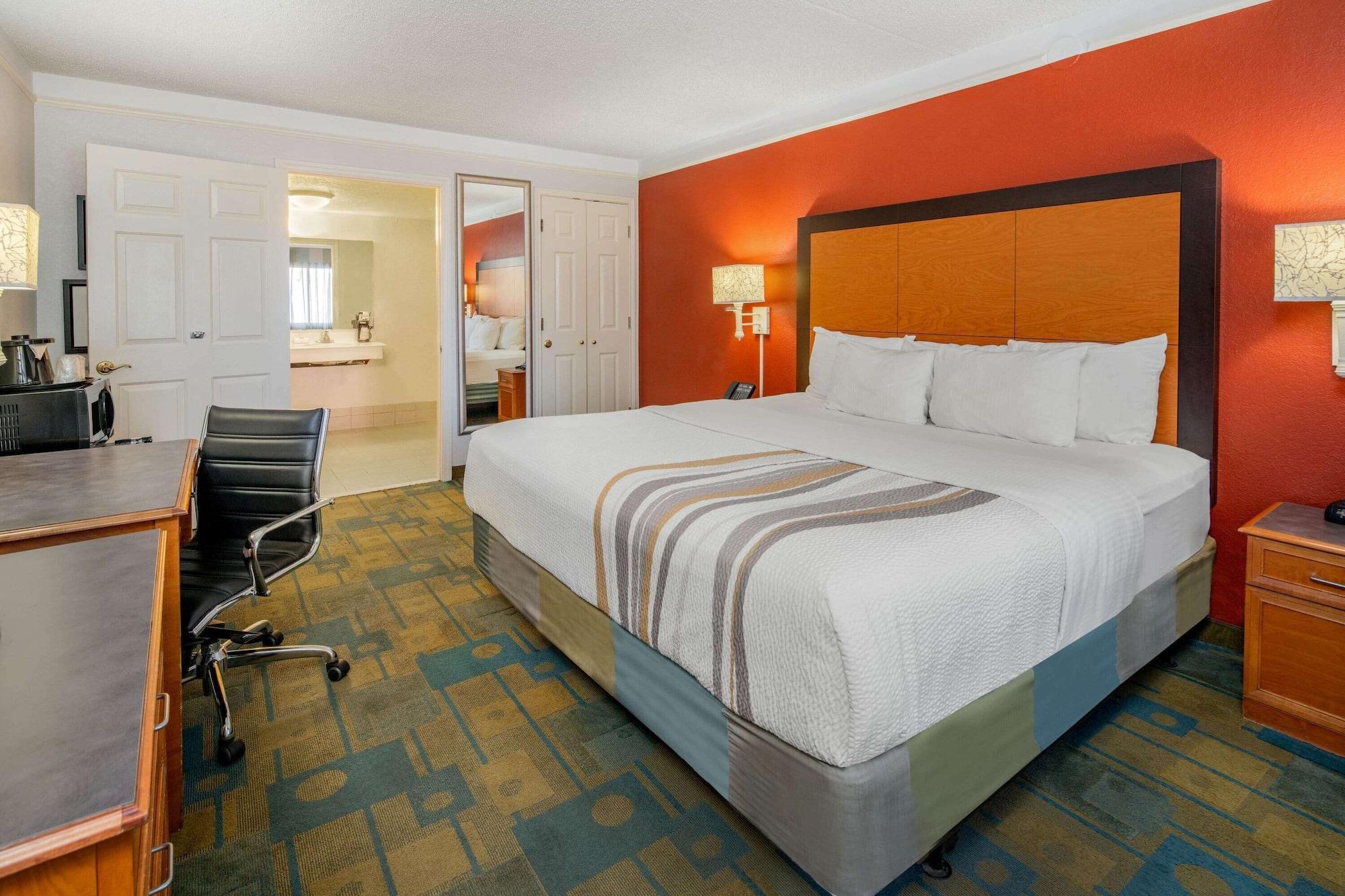 La Quinta & By Wyndham Spectrum Hotel 3*