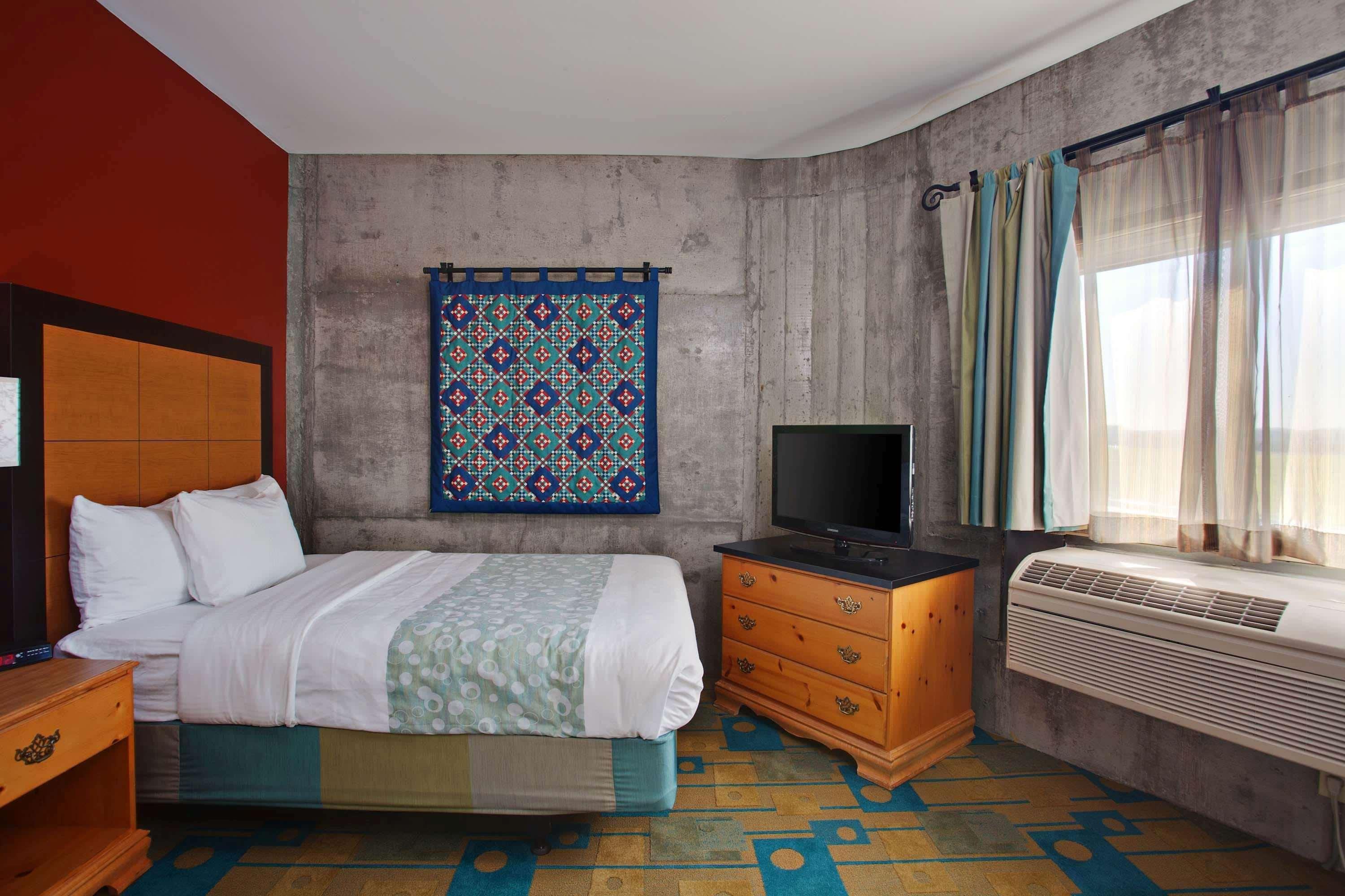 La Quinta & By Wyndham Spectrum Hotel