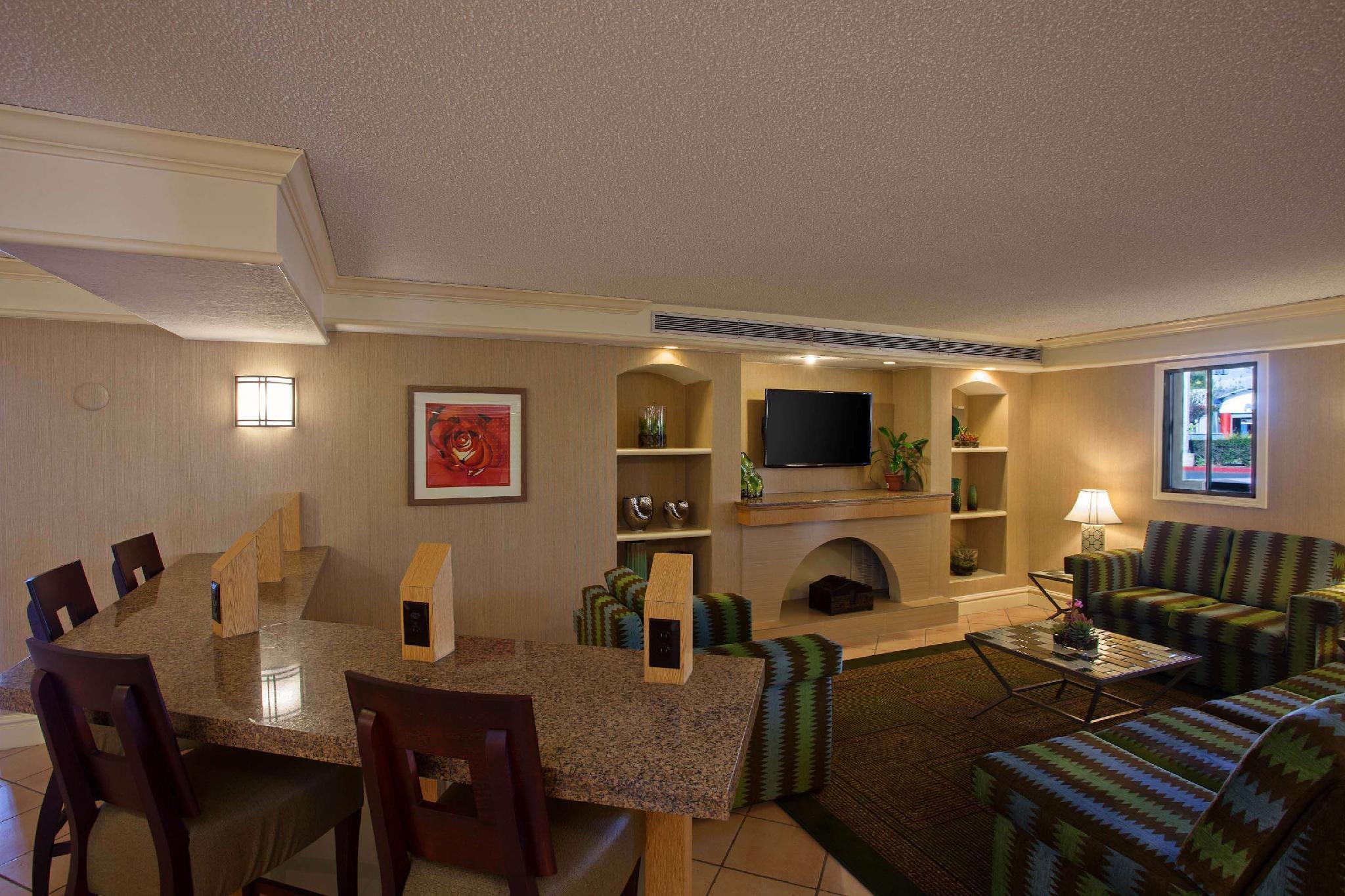 La Quinta & By Wyndham Spectrum Irvine