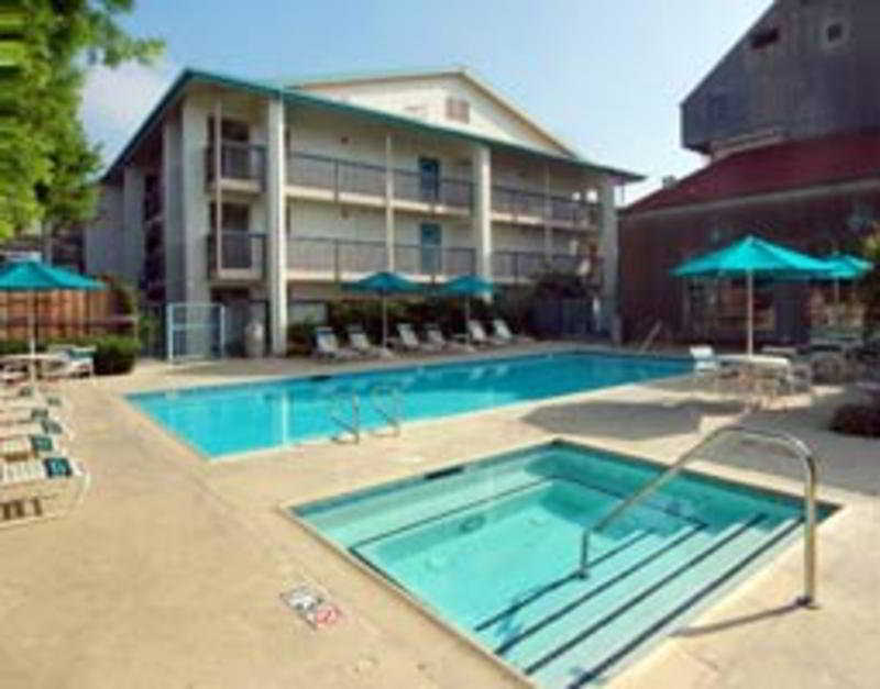 La Quinta & By Wyndham Spectrum Irvine